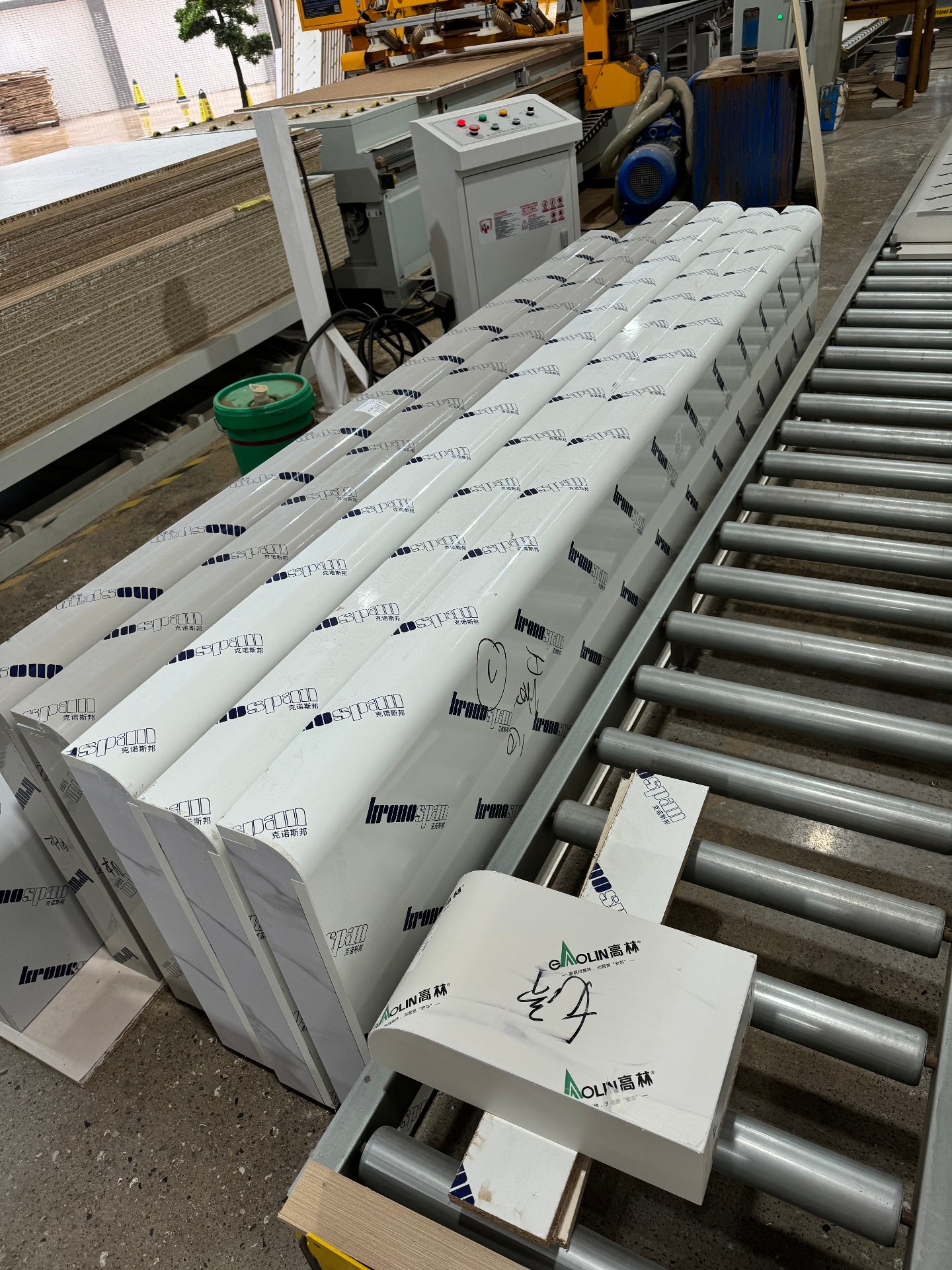 批量生产中的弧形柜门：异形工艺是检验工厂实力的硬指标