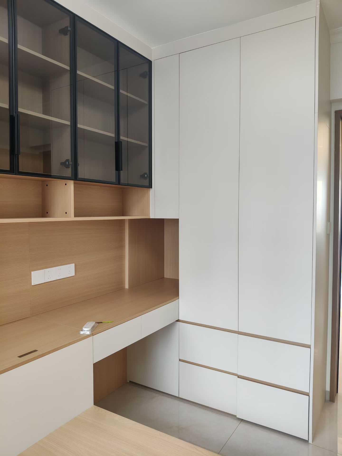 业主家实景:通顶柜门与护墙一体,分缝上下一致