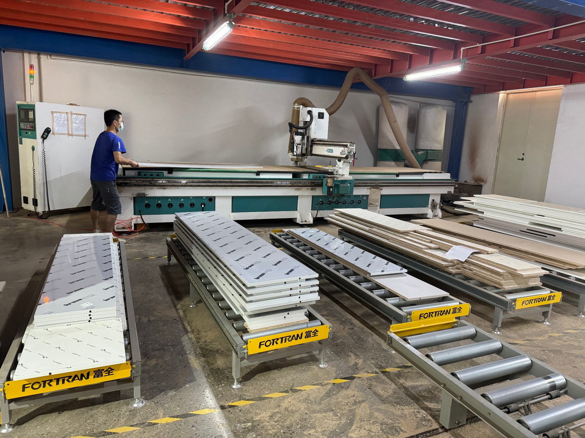 CNC 加工中心：品牌柜体的精度，是机器打出来的